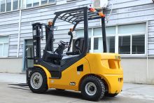 XCMG 2 Ton Forklift Diesel China Small Wheel Forklifts Truck With Japan Forklift Engine FD18T Price