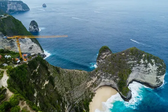 XCMG Tower Crane Powers the Construction of the World's First Cliffside Elevator