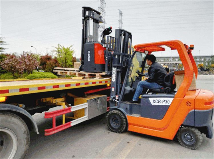 Вилочный погрузчик xcmg xcb pw100. XCMG forklift. Перегружатель XCMG xe480wm. Электрический вилочный погрузчик XCMG xcb35. XCB 35 XCMG forklift.